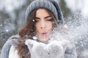 Secretul unei pielii stralucitoare în sezonul rece: Masuri esentiale de protectie pentru tenul tau.
