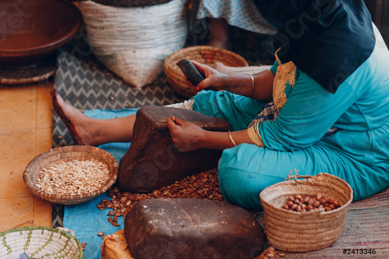 familie din Maroc prepara uleiul din argan